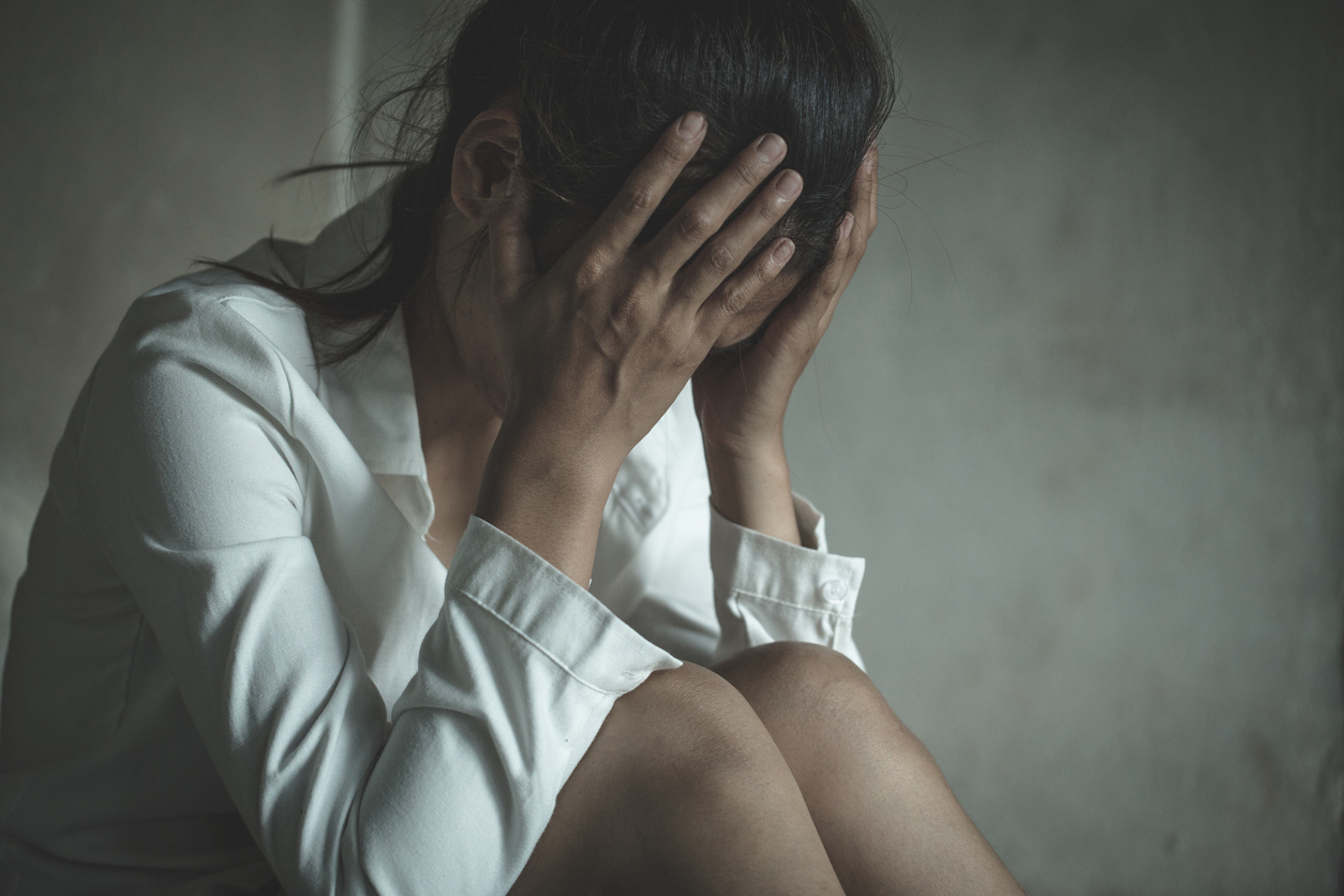 Personne en souffrance, la tête entre les mains